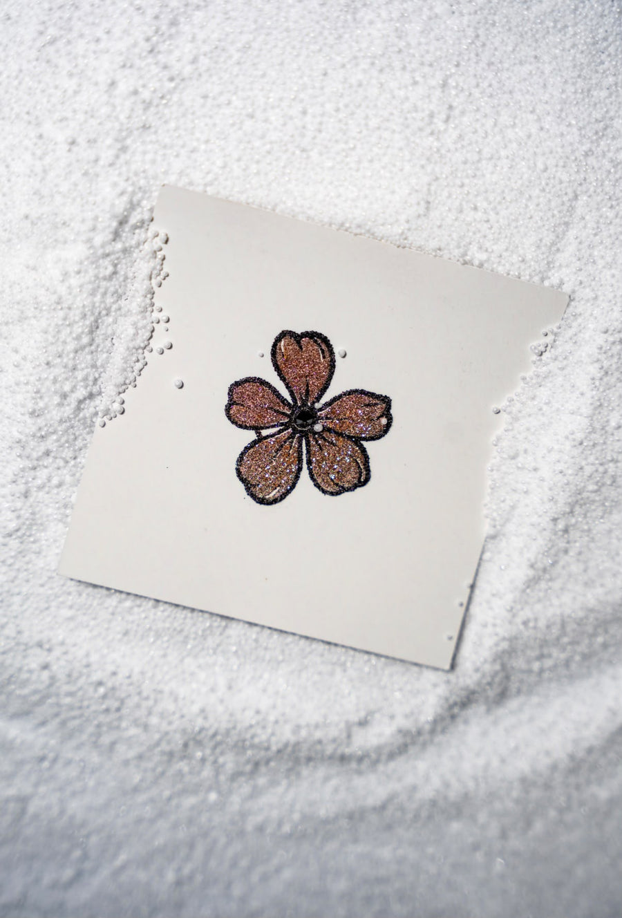 Août – La fleur rose, bijou de peau pailleté cuivré et cristal noir