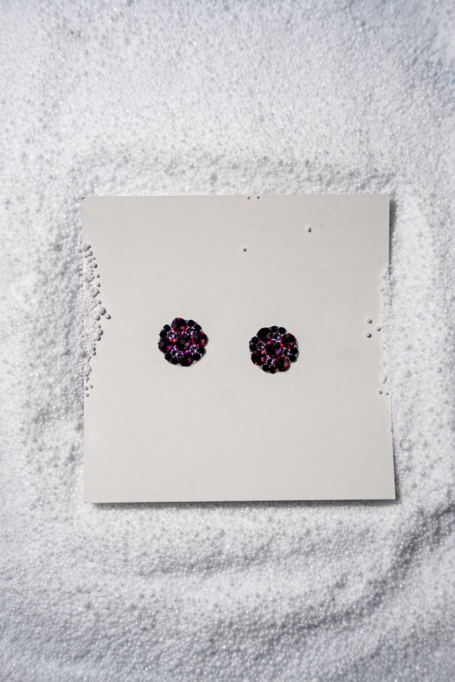 Novembre – Les boucles d'oreilles rondes, bijoux d'oreille en cristaux prune et noirs