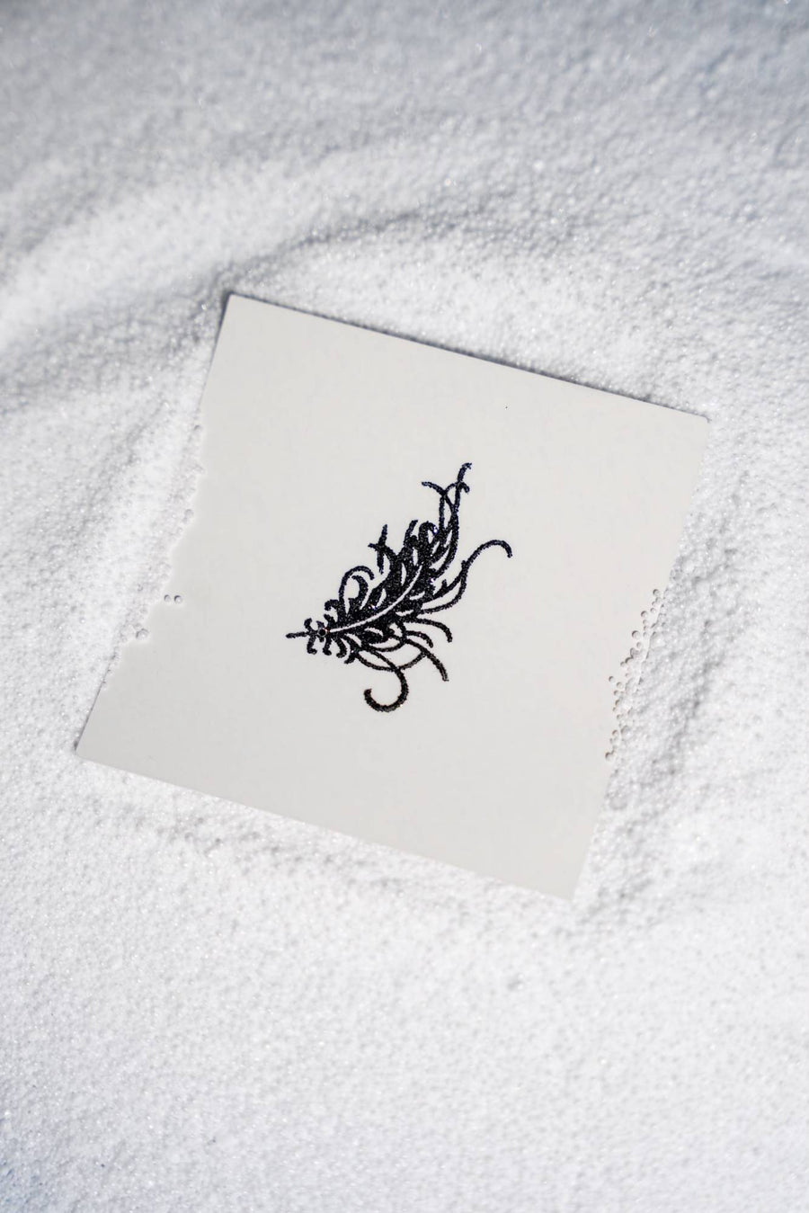 Mai – La plume, bijou de peau noir ciselé