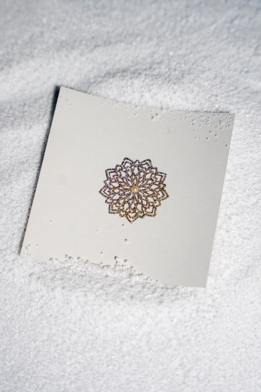 Jour 2 – Le Mandala, bijou de peau pailleté avec perle nacrée