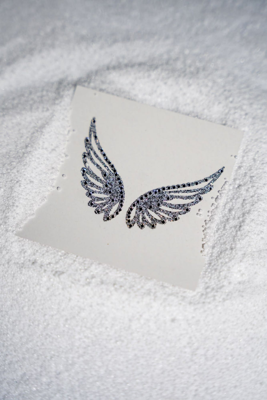 Jour 7 – Les Ailes, bijou de peau argent pailleté et cristaux
